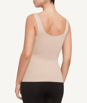 Camiseta interior mujer reductora con cuello semiredondo y diseño rejilla trasera